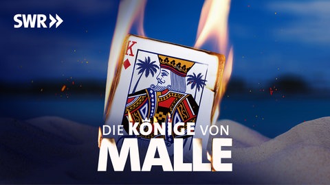 Brennende Spielkarte liegt im Sand, sie zeigt den Caro-König - Podcast Die Könige von Malle
