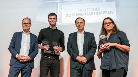 Den Hauptpreis teilten sich Maria Speth (rechts) für "Herr Bachmann und seine Klasse" und Franz Böhm (2. v.l.) für "Dear future Children". Weitere Preise gingen an...