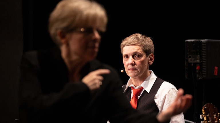 Catherine Larsen-Maguire dirigiert, im Hintergund Felicitas Hoppe