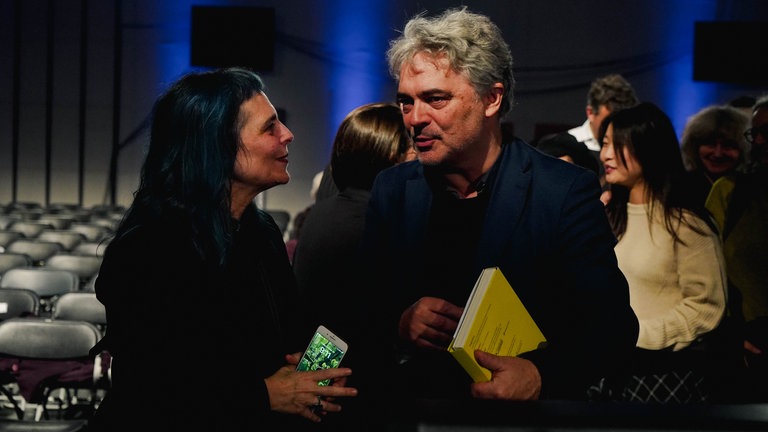 Chaya Czernowin und Peter Paul Kainrath unterhalten sich