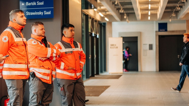 Sanitäter stehen in den Donauhallen