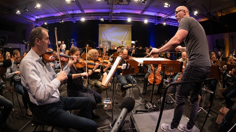 Baldur Brönnimann probt mit dem SWR Symphonieorchester