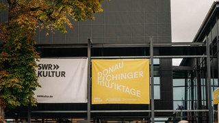 Banner der Donaueschinger Musiktage und des SWR an den Donauhallen