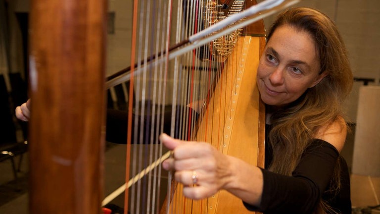 Frau spielt Harfe