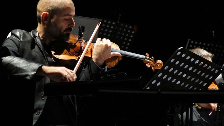 Geiger des ensemble mosaik spielt 