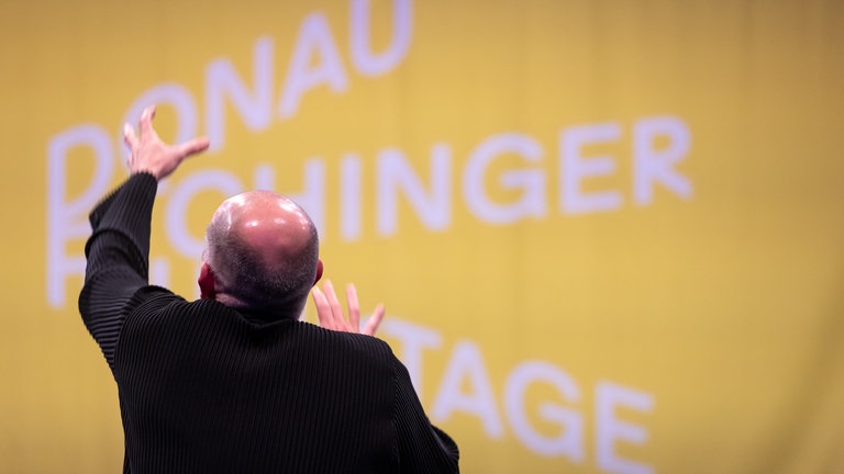 Der Dirigent François-Xavier Roth probt bei den Donaueschinger Musiktagen 2025