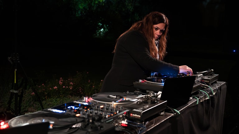 Mariam Rezaei an den Turntables