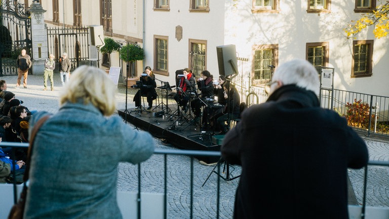 Mundharmonika-Ensemble spielt auf dem Lammplatz in Donaueschingen
