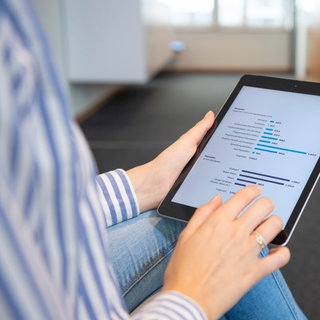 Frau hält Tablet