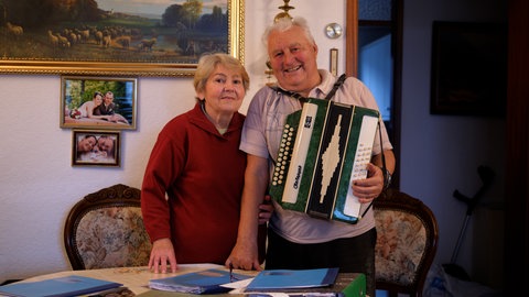 Larysa und Josef lachen in die Kamera