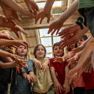 Ein Klassenfoto mit vielen Kindern. 