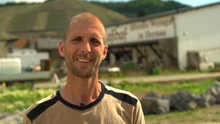 Mittelalter Mann mit kurzen Haaren und einem hellen T-Shirt