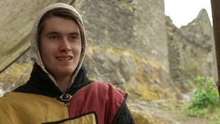 Junger Mann, der als Burgherr alleine auf der Burg in Manderscheid lebt