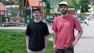 Holger und Niklas stehen vor einem Spielplatz in Freiburg.