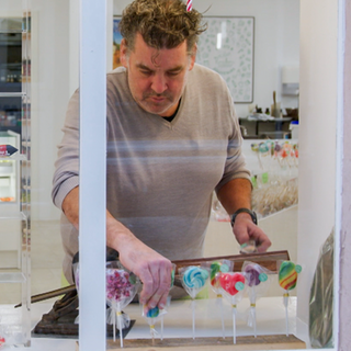 Ex-Softwareberater Jens ist heute Bonbonmacher in Heidelberg. In seinem Laden arrangiert er sorgfältig bunte Lollis im Schaufenster.
