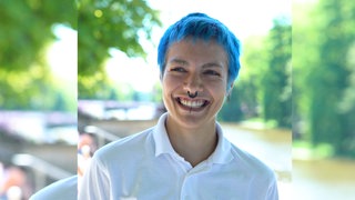 Frau mit blauen Haaren