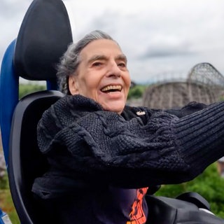 Ursel, 85, sitzt in der Achterbahn und reißt begeistert die Arme in die Luft