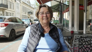 Rentnerin Monika sitzt in einem Café