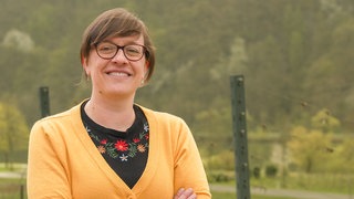 Dialektforscherin Maike lächelt in die Kamera