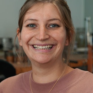 Junge Frau in einer Schmuckwerkstatt