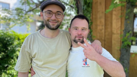 Zwei Brüder einer mit Downsyndrom, einer ohne.
