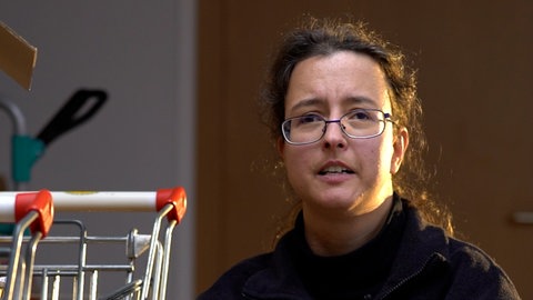 Sitzende Frau mit Brille