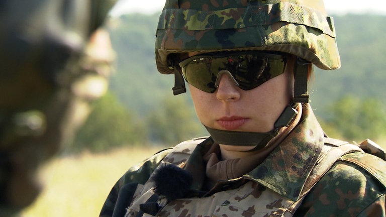 Junge, blonde Frau wird Reservistin