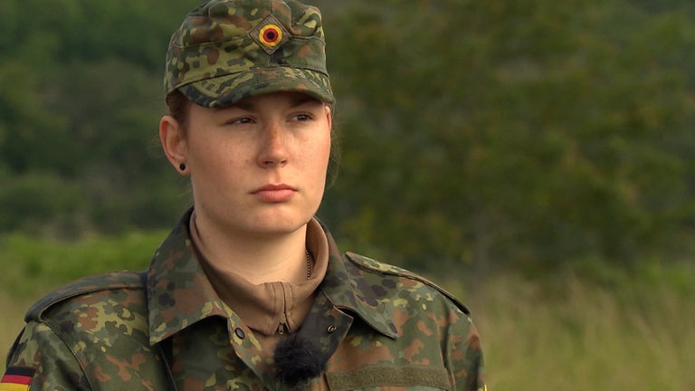 Junge, blonde Frau wird Reservistin