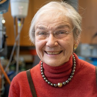 77 Jahre alte Dame schmiedet Gold in Mainz