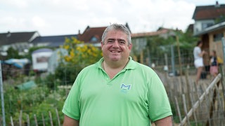 Mittelalter grauhaariger Mann in Garten
