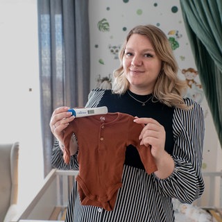 Junge Frau mit Babybauch