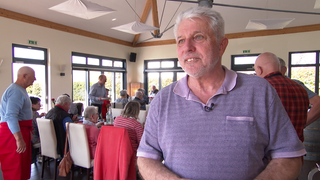 Mann in seiner frühen Rente in einem lichtdurchfluteten Essensraum eines Restaurants
