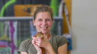Sandra mit einem Eichhörnchen Baby auf dem Arm