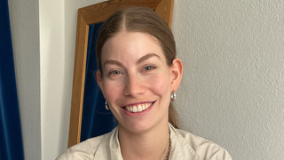 Jule vor ihrer Wohnung