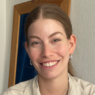 Jule vor ihrer Wohnung