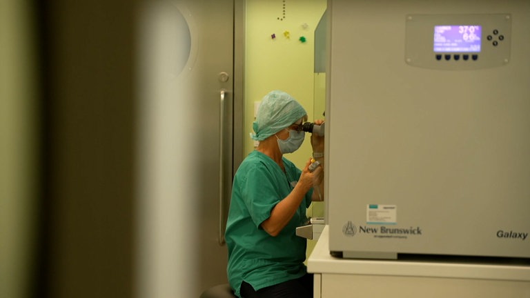 Frau sitzt an medizinischem Gerät
