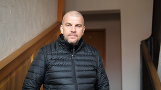 Michael steht im Treppenhaus 