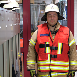 Feuerwehrmann Friedhelm in voller Montur