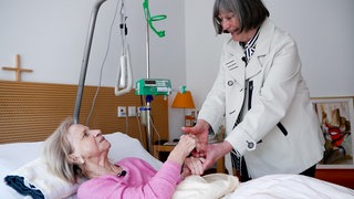Ute arbeitet im Hospiz und besucht eine Frau, die im Sterben liegt.