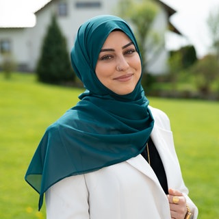 Junge Frau mit Kopftuch