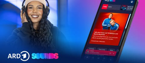 ARD Sounds: Junge Frau mit Kopfhörern, Smartphone mit ARD Sounds App und Schriftzug