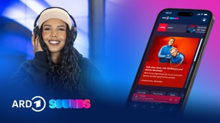 ARD Sounds: Junge Frau mit Kopfhörern, Smartphone mit ARD Sounds App und Schriftzug