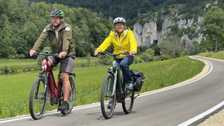 Moderatorin Annette Krause unterwegs mit Naturparkranger Markus Ellinger. | Expedition in die Heimat: Radtour an der Donau
