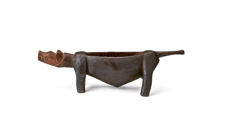 Speiseschale in Gestalt eines Hundes; Holz, Pigment; Admiralitäts-Inseln, Manus Province, Papua-Neuguinea; Anfang 20. Jh.; 11 × 39 × 7,7 cm   