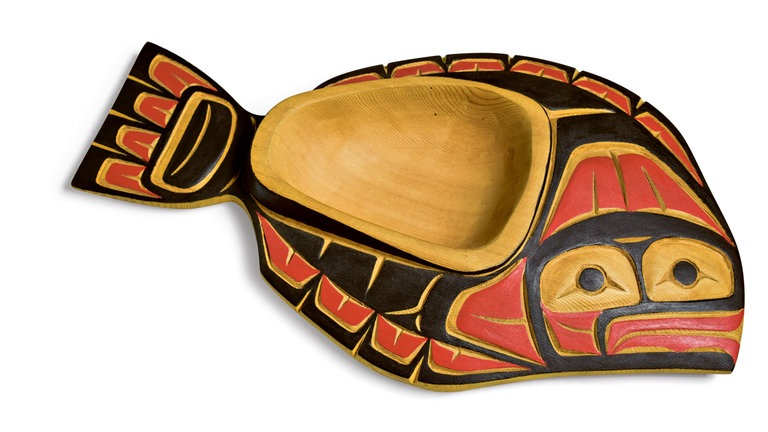 Schale in der Form eines Heilbutts; Holz, geschnitzt und bemalt; Clifford George, Nuu-Chah-Nulth-Künstler; Vancouver; Island, 1996–2000; 5 × 30,5 × 17 cm
