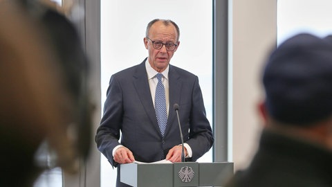 Bundeskanzler Friedrich Merz bei einer Pressekonferenz am Flughafen BER in Berlin (Februar 2026)