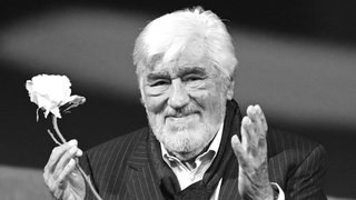 Schwarz-Weißes Porträt-Foto des Schauspielers Mario Adorf