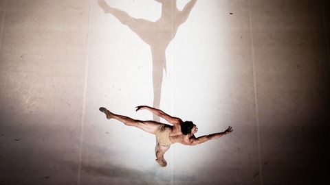 Balletttänzer Jason Reilly auf der Bühne im Requiem von McMillan