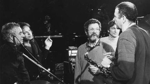 SWF-Jazzredakteur und Gründer des Meetings: Joachim-Ernst Berendt (Mitte). Hier 1986 im Gespräch mit (v.l.n.r.) Karl Berger, Joachim Kühn, J. F. Jenny-Clark und Heinz Sauer.