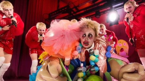 Vorne: Paulina Alpen (Thomas Melle), dahinter Doppelgänger: Mina Pecik, Pauline Groß-mann, Karl Leven Schroeder, Felix Jordan